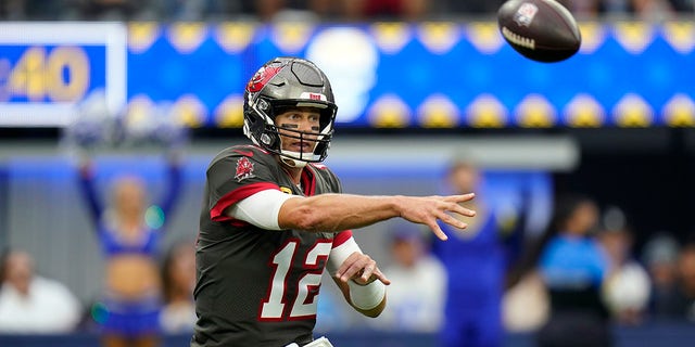  تام بردی ، مدافع تیم تامپا بی Buccaneers در نیمه اول یک بازی فوتبال NFL یکشنبه ، 26 سپتامبر 2021 ، در اینگلوود ، کالیفرنیا ، مقابل لس آنجلس رامز پرتاب می کند. 