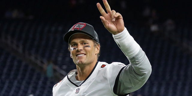  هوستون ، تگزاس ، ایالات متحده ؛ تام بردی (12) مدافع تیم Tampa Bay Buccaneers پس از بازی با هوستون تگزانس در ورزشگاه NRG از زمین بیرون می دوزد. 