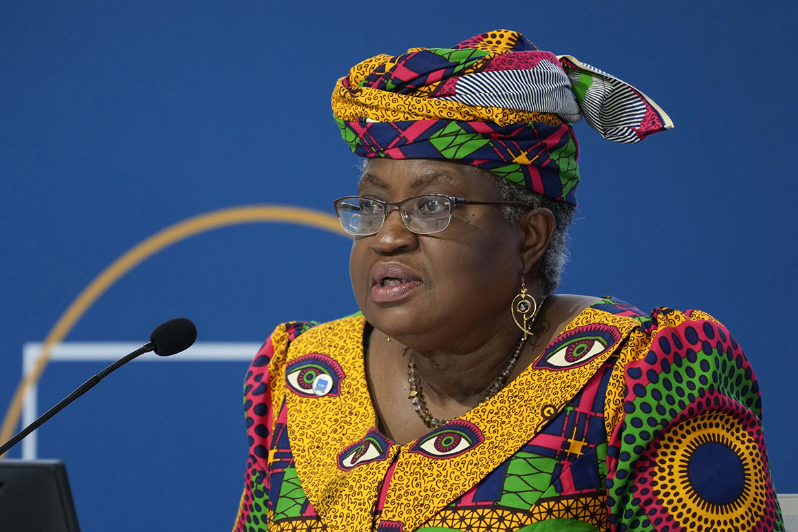 Ngozi Okonjo-Iweala در یک سخنرانی با میکروفون صحبت می کند." title="Ngozi Okonjo-Iweala با میکروفون در یک سخنرانی صحبت می کند."/>



نگوزی اوکونجو-ایویلا در یک پانل در 9 ژوئیه صحبت می کند. | عکس لوکا برونو/AP



لاو گفت، رئیس سازمان تجارت جهانی همچنین به دو قرارداد اخیر بین داروسازان و استخر ثبت اختراع داروها برای به اشتراک گذاشتن مجوزهای داروهای ضد ویروس کرونا کمک کرد.
یکی از اولین ماموریت های او پس از تصدی مسئولیت، مقابله با موانع تجاری برای رساندن محصولات کرونا به افرادی بود که به آنها نیاز داشتند. این امر منجر به انتشار فهرستی از تنگناهایی که مانع تجارت کالاهای حیاتی می شود را سازمان تجارت جهانی منتشر کرد که آن را به روز نگه داشته است.
کوئنی، اوکونجو-ایویلا را به خاطر اعمال فشار بر کشورها می‌داند: «وقتی به 10 ماه پیش، در مقابل اکنون نگاه می‌کنیم، فکر می‌کنم بسیاری از این موانع تجاری ناپدید شده‌اند.
با این حال، کشورهای در حال توسعه می گویند که این امر نیاز به معافیت از مالکیت معنوی را برطرف نمی کند.
Sangeeta Shashikant، مشاور حقوقی در شبکه جهانی سوم، که از طرف کشورهای در حال توسعه حمایت می کند، گفت: بدون یک معافیت معنی دار، «نمی توان یک واکنش معنی دار سازمان تجارت جهانی به همه گیری همه گیر وجود داشت».
از طرف دیگر، شرکت‌های داروسازی به حمایت‌های قوی از حق ثبت اختراع کمک می‌کنند تا به توسعه سریع واکسن‌ها دامن بزنند. آنها همچنین می گویند که این معافیت به دلیل گسترش سریع تولید واکسن غیرضروری است.
جو داموند، معاون اجرایی در امور بین‌الملل در سازمان نوآوری بیوتکنولوژی که اعضای آن عضو آن هستند، گفت: «ما انتظار داریم تا پایان سال جاری 12 میلیارد واکسن و در نیمه اول سال 2022 16 میلیارد واکسن تولید شود. شامل شرکت سازنده واکسن فایزر و سایر شرکت های دارویی می شود. "این چیزی است که در حال حاضر روی خط است. بنابراین هرگونه چشم پوشی از IP به موقع نخواهد بود که به طور قابل ملاحظه ای به آن اضافه شود."</pre>
<p><a href=