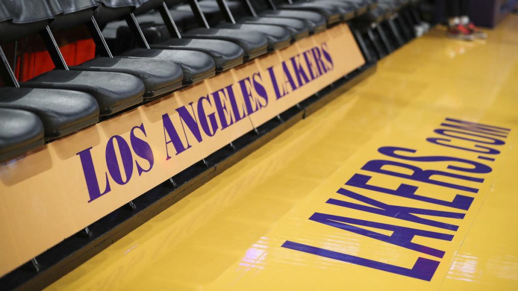  لس آنجلس لیکرز با فشار قابل توجهی مواجه است تا در آخرین مهلت تجاری NBA یک نوسان بزرگ داشته باشد. اما در هر جهت مشکلاتی وجود دارد.