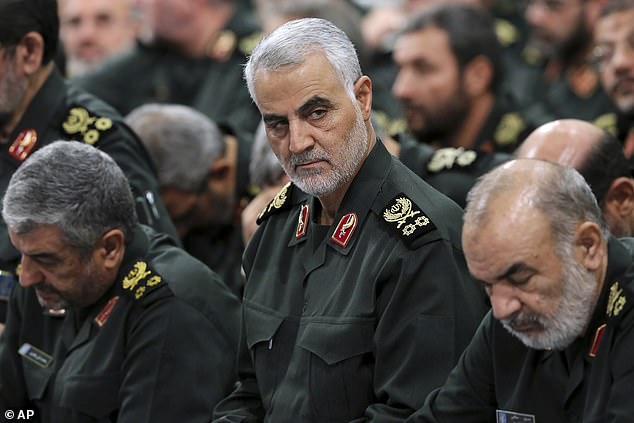  سلیمانی (مرکز)، در عراق کشته شد. فرمانده نیروی قدس ایران، بازوی نخبگان سپاه پاسداران انقلاب اسلامی، در حمله پهپادی در 12 دی 1399 